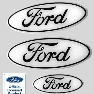以下が含まれることがあります： 白地と黒文字の3つのフォード楕円エンブレム。エンブレムはさまざまなサイズです。公式ライセンス製品のロゴは左下にあります。