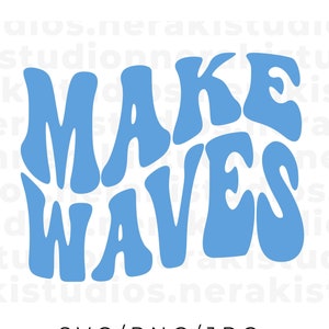 Puede incluir: Diseño gráfico azul y blanco con el texto "MAKE WAVES" en un estilo de fuente retro y psicodélico. El diseño está sobre un fondo blanco.