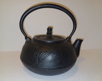 Vintage asiatisch inspirierte Gusseisen Teekanne Brandneu mit Teekorb