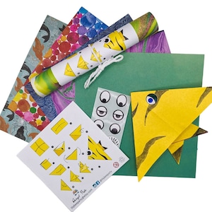 Peut inclure: Un ensemble de papier origami avec des instructions pour faire un poisson. Le papier est color&eacute; et &agrave; motifs. Les instructions comprennent un sch&eacute;ma des &eacute;tapes pour plier le papier en un poisson.