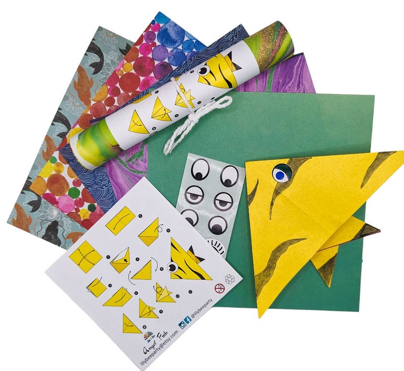 Peut inclure: Un ensemble de papier origami avec des instructions pour faire un poisson. Le papier est color&eacute; et &agrave; motifs. Les instructions comprennent un sch&eacute;ma des &eacute;tapes pour plier le papier en un poisson.
