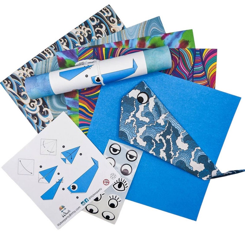 Peut inclure: Un kit d'origami baleine bleu avec du papier &agrave; motifs, des instructions et des yeux mobiles. Le kit comprend une feuille de papier bleu, une feuille de papier &agrave; motifs, une feuille d'instructions et une feuille d'yeux mobiles. Le kit est parfait pour les enfants qui aiment bricoler.
