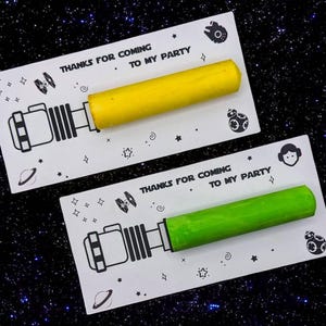 Biglietti di auguri stampabili con gessetti per feste di Star Wars - Etichette con gessetti per marciapiedi a forma di spada laser, regalo di compleanno fai da te per ragazzi e ragazze, download immediato