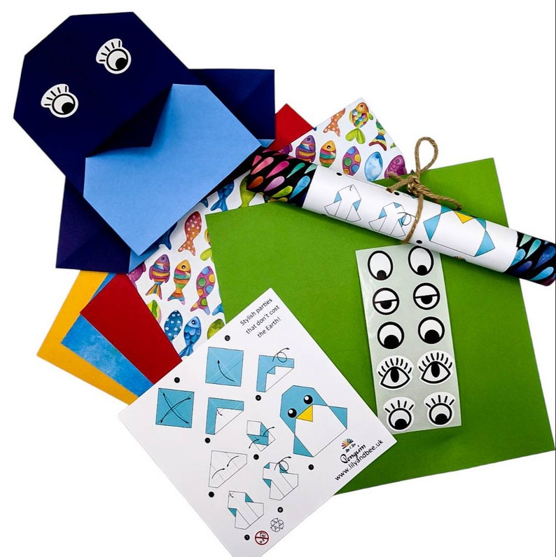 Peut inclure: Un kit d'artisanat pour faire des pingouins en origami. Le kit comprend du papier color&eacute;, des instructions et des yeux mobiles. Le papier est imprim&eacute; avec un motif de poissons color&eacute;s. Les instructions comprennent le texte "Des f&ecirc;tes &eacute;l&eacute;gantes qui ne co&ucirc;tent pas la Terre !"