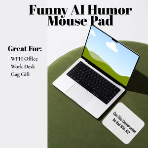 Puede incluir: Un portátil blanco con teclado negro está sobre una superficie verde. Una alfombrilla de ratón blanca con el texto "Can This Conversation Be Had With AI?" está junto al portátil. La imagen también incluye el texto "Funny AI Humor Mouse Pad" y "Great For: WFH Office, Work Desk, Gag Gift."