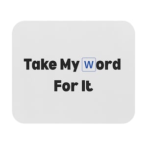 Puede incluir: Alfombrilla de ratón rectangular blanca con esquinas redondeadas. La alfombrilla presenta la frase "Take My Word For It" en texto negro. La palabra "word" tiene una "W" azul en un cuadrado azul.
