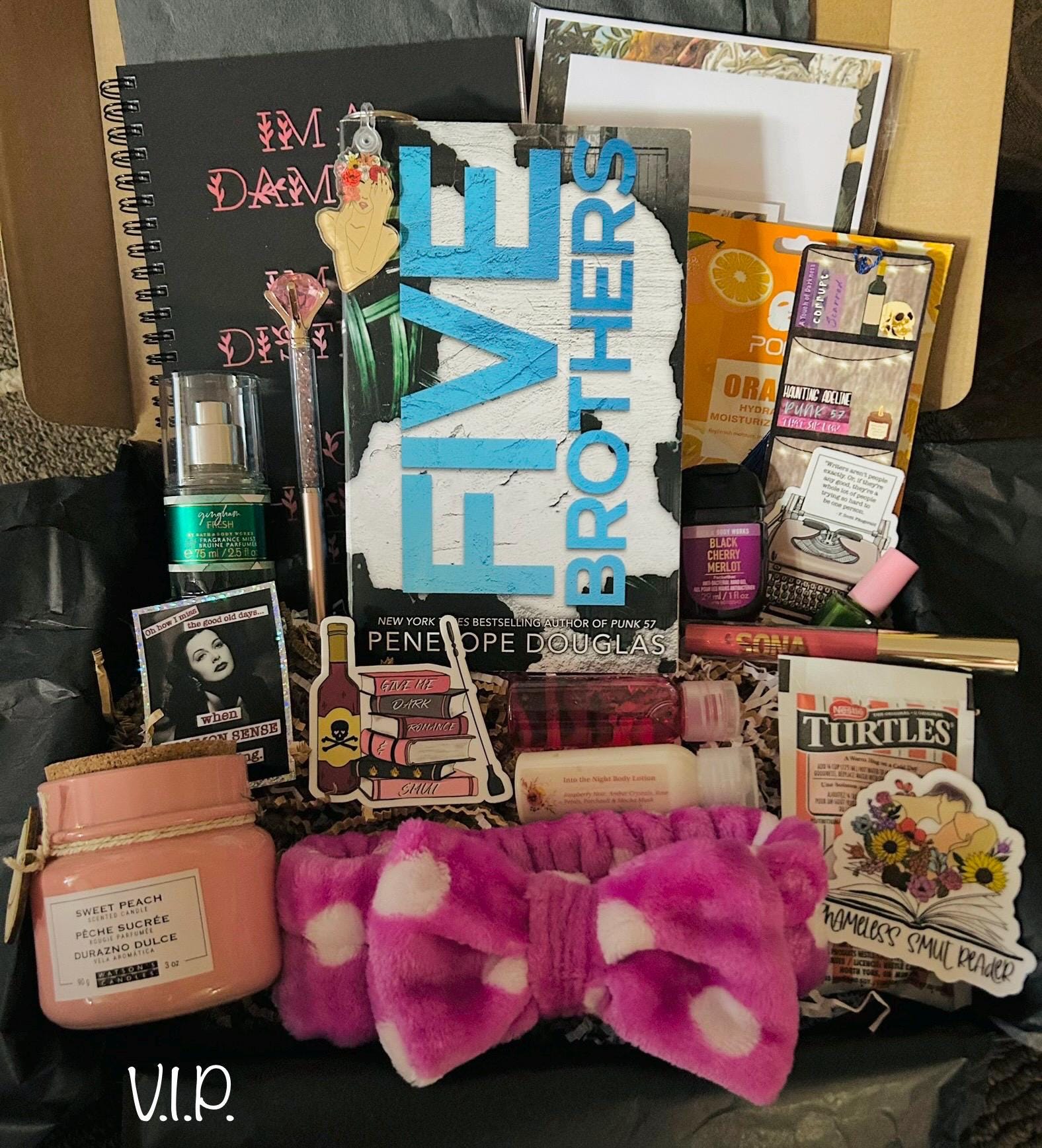 Cinq frères | Boîte à livres | Pénélope Douglas | Coffret Romance sombre | Cadeau livresques | Rendez-vous avec une boîte de livre | Personnalisez-le ou soyez surpris