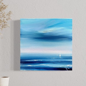 Op de afbeelding: Abstracte schilderij van een zeelandschap met een blauwe lucht en zee. Het schilderij toont witte zeilboten in de verte en een lichtblauwe lucht met witte wolken.