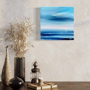 Op de afbeelding: Abstracte schildering van een zeelandschap met twee witte zeilboten op een blauwe zee onder een bewolkte hemel.