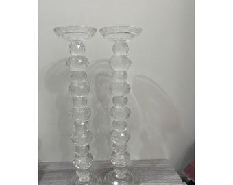 Conjunto de dois castiçais de cristal transparente facetado com 43 cm de altura.