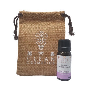 Puede incluir: Una pequeña bolsa de arpillera marrón con un logotipo blanco que dice "Clean Cosmetics" y una pequeña botella de vidrio marrón con una etiqueta blanca que dice "Clean Cosmetics Organic Pure Essential Oil Lavender Lavandula Angustifolia www.c..."
