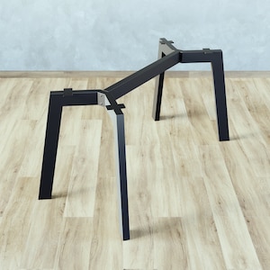 Puede incluir: Base de mesa de metal negro con cuatro patas y una parte superior rectangular. La base está diseñada para soportar una superficie de mesa.