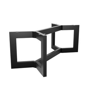 Puede incluir: Base de mesa de metal negro con un diseño geométrico único. La base está hecha de metal resistente y tiene un acabado negro.