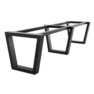 Peut inclure: Base de table en métal noir au design géométrique. Elle présente trois pieds trapézoïdaux reliés par un cadre rectangulaire. Les pieds sont inclinés, créant une esthétique moderne. Convient à divers plateaux de table. Dimensions en cm.