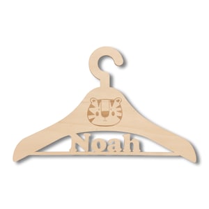 Cintre en bois avec nom et motif animal pour enfants et bébés personnalisé