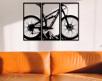 Puede incluir: Arte de pared de metal negro con la silueta de una bicicleta de montaña con una escena de montaña en el fondo.