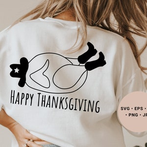 Könnte beinhalten: Ein weißes Sweatshirt mit einer Schwarzweißillustration eines Truthahns, der einen Cowboyhut und Stiefel trägt. Der Text "Happy Thanksgiving" ist unter der Illustration gedruckt.