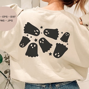 Könnte beinhalten: Ein cremefarbener Pullover mit einem Design aus schwarzen Geistern und Sternen auf der Rückseite. Der Text "SVG - EPS - DXF - PNG - JPG" befindet sich auf einem rosa Kreis in der oberen linken Ecke des Bildes.