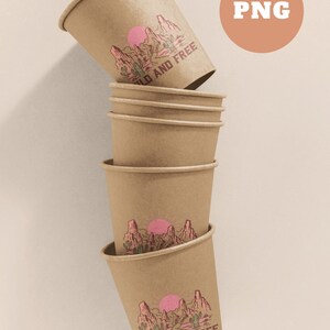 Puede incluir: Un conjunto de seis vasos de papel marr&oacute;n con un paisaje des&eacute;rtico y el texto "WILD AND FREE" impreso en la parte delantera.