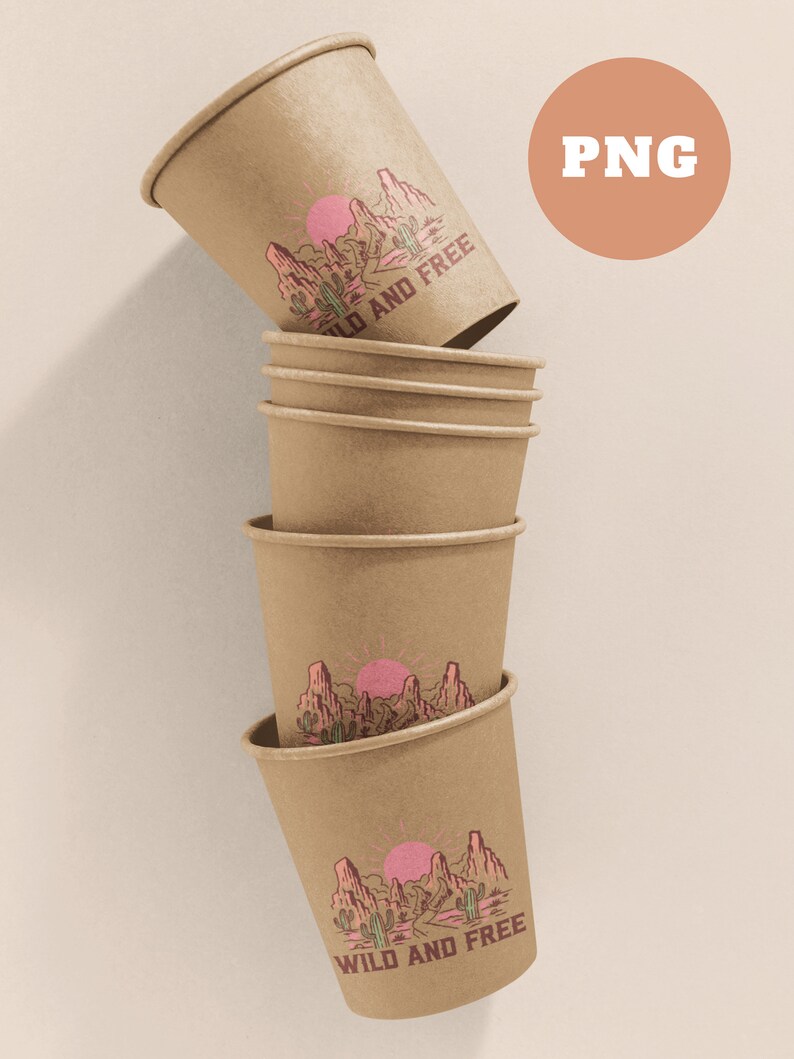 Puede incluir: Un conjunto de seis vasos de papel marr&oacute;n con un paisaje des&eacute;rtico y el texto "WILD AND FREE" impreso en la parte delantera.