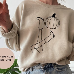 Könnte beinhalten: Beiges Sweatshirt mit einer schwarzen Strichzeichnung eines Kürbisses und Beinen mit Cowboy-Stiefeln. Das Bild enthält auch die Dateiformate: SVG, EPS, DXF, PNG und JPG.