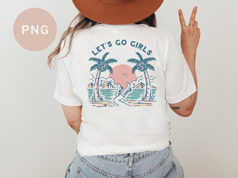 K&ouml;nnte beinhalten: Wei&szlig;es T-Shirt mit Strandmotiv. Das Design zeigt Palmen, einen Sonnenuntergang und den Text "LET'S GO GIRLS". Das Shirt ist ein l&auml;ssiger Stil, geeignet f&uuml;r den Alltag.
