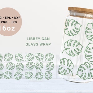 Könnte beinhalten: Ein klares Glasgefäß mit einem Holzdeckel, verziert mit einem sich wiederholenden Muster aus grünen Monstera-Blättern. Das Gefäß ist mit "LIBBEY CAN GLASS WRAP" beschriftet und steht auf einer weißen Holzoberfläche. Der Text "SVG • EPS • DXF • PNG • JPG 16oz" ist in der oberen linken Ecke des Bildes sichtbar.
