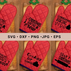 Könnte beinhalten: Sechs rote Ofenhandschuhe mit verschiedenen weihnachtlichen Backmotiven bedruckt. Der Text lautet: "Christmas Baking Queen", "Christmas Baking Crew", "Christmas Baking Vibe", "Cookies for Santa", "Sweet Christmas" und "Baking Through the Snow".