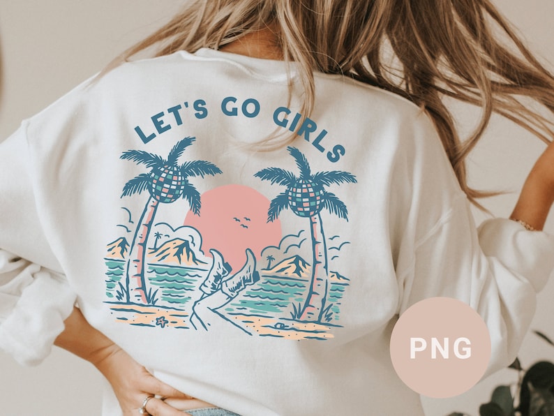K&ouml;nnte beinhalten: Wei&szlig;es Sweatshirt mit einem farbenfrohen Grafikdruck auf dem R&uuml;cken. Das Design zeigt Palmen mit Discokugel-Kronen, eine rosa Sonne und den Text "LET'S GO GIRLS". Darunter ist eine Strandszene dargestellt.