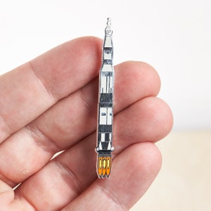 サターンV型アポロロケット発射機エナメルピンラペルブローチ - NASA科学者/宇宙飛行士への航空宇宙ギフト