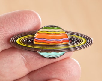 Saturn Planet Pin Illustration Anstecknadel Brosche - NASA Weltraum Wissenschaftler / Astronaut Luft- und Raumfahrt Geschenk aus diesem Sonnensystem!