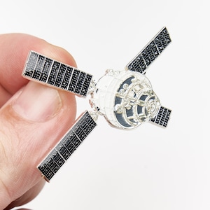 NASA Orion Capsule Enamel Pin - Celebrate Space History with a Collectible Accessoire
