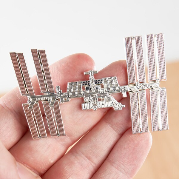 Broche en émail de la Station spatiale internationale ISS - Cadeau scientifique de l'espace / astronaute de la NASA