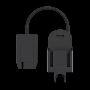 Puede incluir: Un soporte negro para sensor de rayos X dental con un cable de conexión. El soporte tiene dos componentes principales: una pieza rectangular y una pieza más grande con una base curvada y un clip. El fondo es negro.