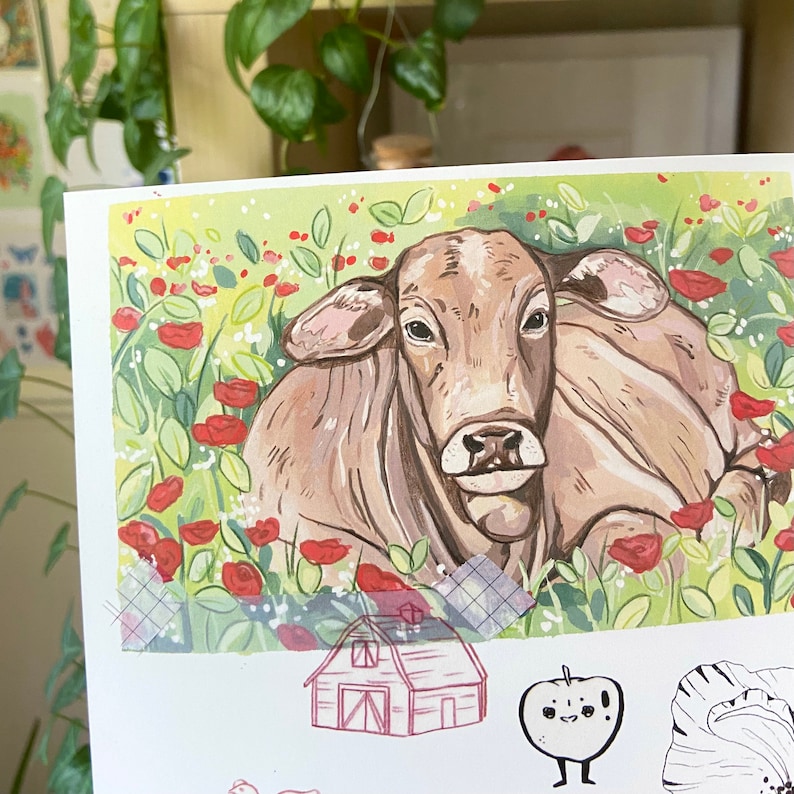K&ouml;nnte beinhalten: Aquarellillustration einer hellbraunen Kuh, die in einem Feld roter Blumen und gr&uuml;nen Laubes ruht. Die Kuh ist der Mittelpunkt, mit detaillierten Schattierungen und einem sanften Ausdruck. Das Kunstwerk hat eine weiche, nat&uuml;rliche Farbpalette, die Ruhe und l&auml;ndlichen Charme hervorruft.