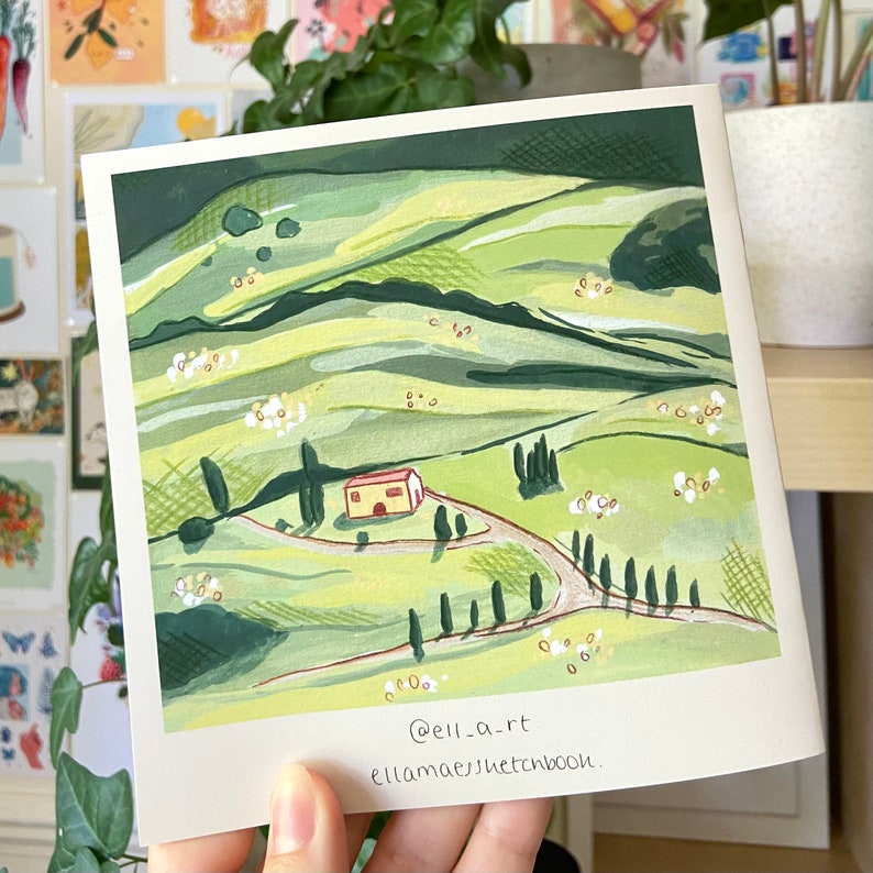 K&ouml;nnte beinhalten: Ein Landschaftsgem&auml;lde mit gr&uuml;nen H&uuml;geln, einem gelben Haus und einer kurvenreichen Stra&szlig;e. Das Kunstwerk verwendet Gr&uuml;n- und Gelbt&ouml;ne mit wei&szlig;en Akzenten. Der Name des K&uuml;nstlers und der Social-Media-Handle sind unten zu sehen.