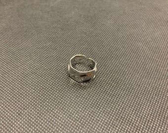 Silber überzogener Ring in unregelmäßiger Form