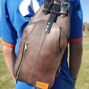 Bolsa de eslinga de cuero artesanal