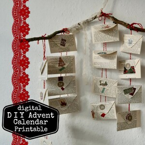 Könnte beinhalten: Ein handgefertigter Adventskalender aus alten Buchseiten, mit kleinen Umschlägen, die an einem Ast hängen. Jeder Umschlag ist nummeriert und mit festlichen Verzierungen versehen. Der Text "digital DIY Advent Calendar Printable" befindet sich unten links.