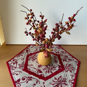 Gesteppter Sechseck- Tischdeko-Weihnachts-Mittelstück Rotbeiger Weihnachtsstern