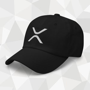 Könnte beinhalten: Schwarze Baseballkappe mit weiß gesticktem XRP-Logo auf der Vorderseite. Die Kappe hat einen gebogenen Schirm und einen verstellbaren Riemen. Hergestellt aus weichem, strapazierfähigem Material.