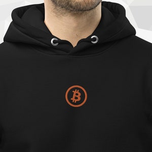 Op de afbeelding: Zwarte hoodie met een oranje geborduurd Bitcoin-logo op de voorkant.