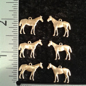 6 PFERD-ANHÄNGER. Rohes Messing . Mit Ring. 3 Paar. Muschelrücken.
