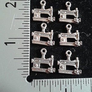 4 NÄHMASCHINE CHARMS. Antikes Silber. 2 Paar.