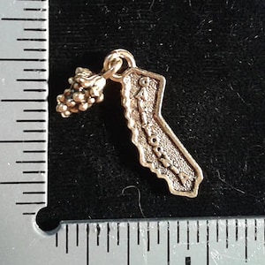 4 breloques « CALIFORNIA ». Avec des raisins pendants. Plaqué or antique. Lot de 4.