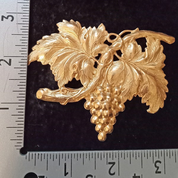 1 LARGE GRAPE CLUSTER Embellishment. Raw brass. Ornate Design. Pack of 1