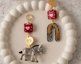Pendientes Gold Zebra in Love - Joyería única hecha a mano - Pendientes únicos - Estilo Safari - Regalo para amantes de los animales - Joyería de cerámica