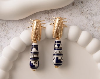 Pendientes llamativos con forma de lágrima azul de cigarra • Idea de regalo • Joyería única y peculiar hecha a mano • Dije de azulejo de cerámica • Mediterráneo • Insecto mosca