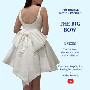 Puede incluir: Un vestido blanco con un gran lazo en la espalda. El vestido tiene un escote redondo y una falda acampanada. El texto en la imagen dice "PDF Digital Sewing Pattern", "The Big Bow" y "3 Sizes". Incluye instrucciones de costura ilustradas y un tutorial en vídeo.