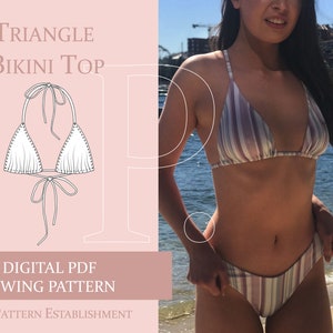 Pode incluir: Padrão de costura digital PDF para um top de biquíni triangular. O padrão é ilustrado com um desenho de linha do top de biquíni. A imagem também mostra uma mulher usando um top e uma parte inferior de biquíni listrados.